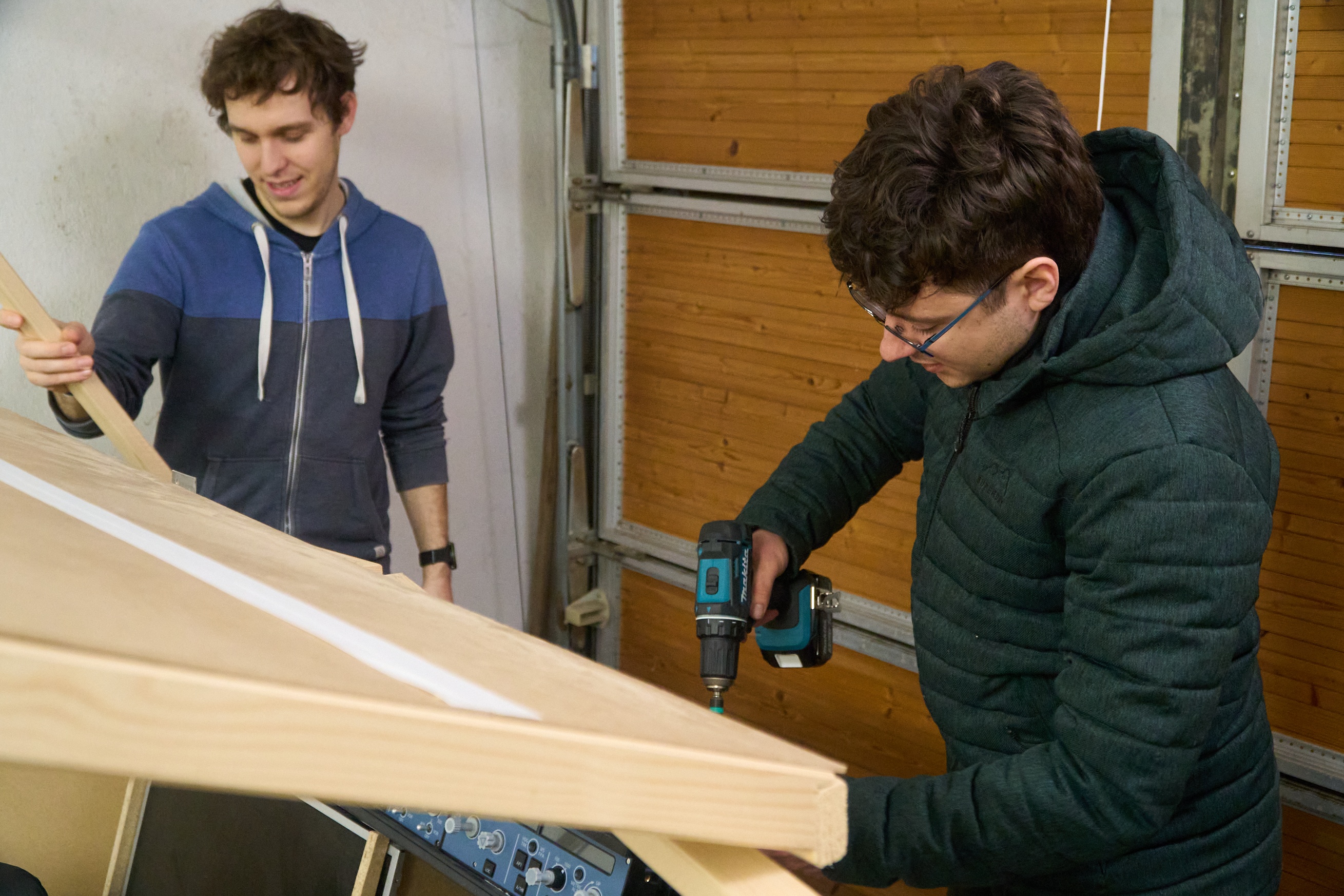 Overhead-Rahmen wird montiert